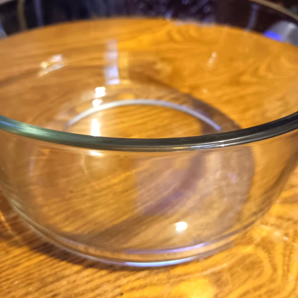 VINTAGE Pyrex glass bowl